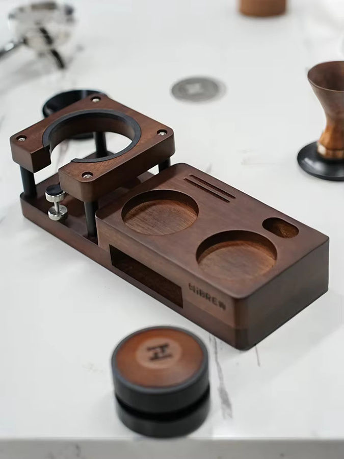 HiBREW Barista-Set Kaffeezubehör mit Holzsockel in Braun, bestehend aus Kaffee-Stampfer, Siebträgerhalter, Kaffeeverteiler und Dosierring, 58 mm - Bild 6