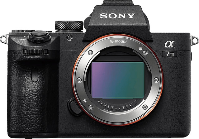 Sony Alpha A7 III Vollformat Systemkamera mit FE 28-70mm f/3.5-5.6 OSS II Objektiv in Schwarz - Bild 1