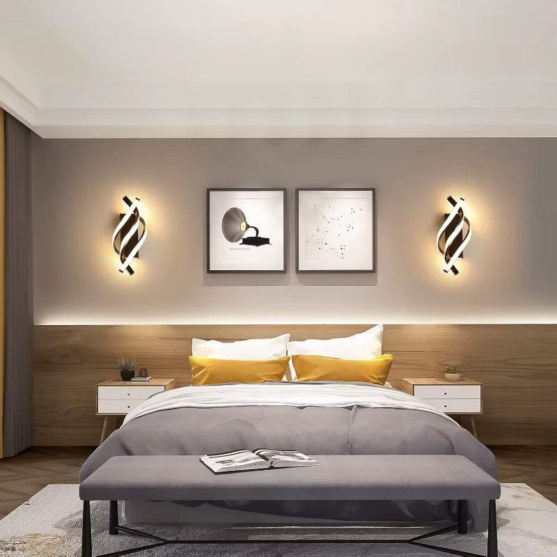 Moderne LED-Wandleuchte mit gebogenem Spiral-Design aus Metall in Weiß für Schlafzimmer, Wohnzimmer und Flur, Warmweiß, B/T/H: 33,0 x 12,0 x 12,0 cm - Bild 3