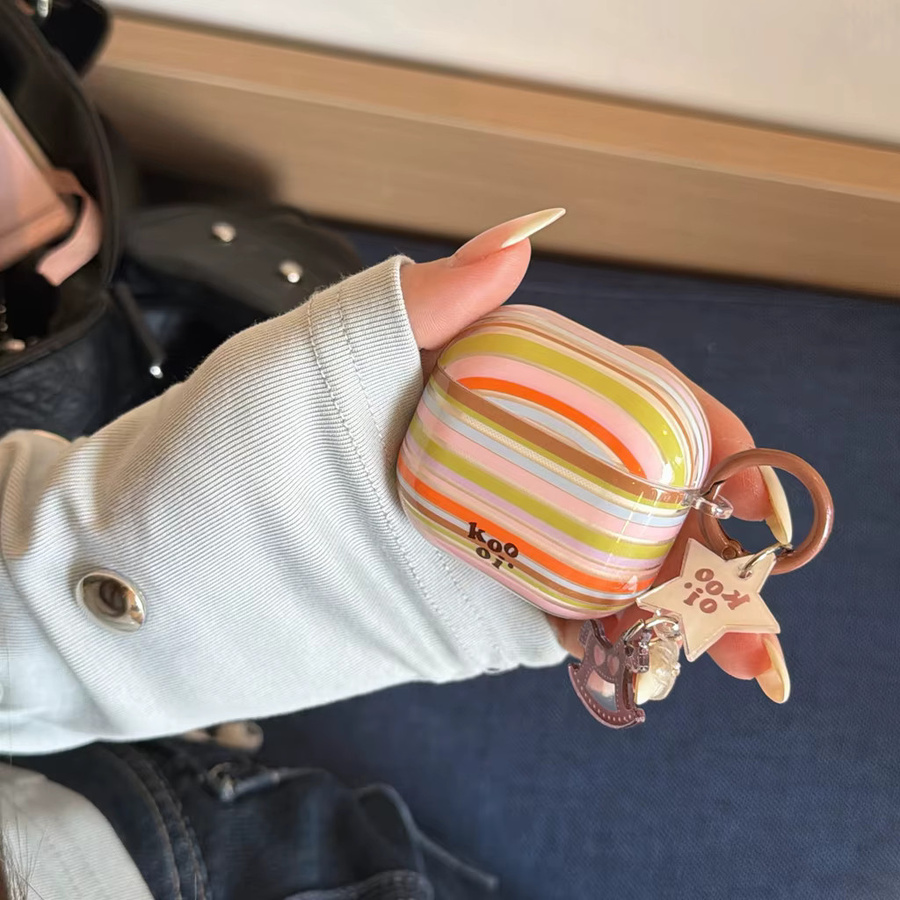 Stoßfeste Schutzhülle für Apple AirPods 1, 2, 3, 4 und Pro 2 mit buntem Patchwork-Streifen-Design und Holzpferd-Anhänger, Multicolor - Bild 4