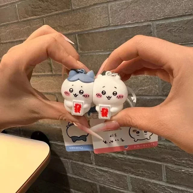 Bandai Chiikawas Magnetischer Schlüsselanhänger, 2-teiliges Set - Bild 1