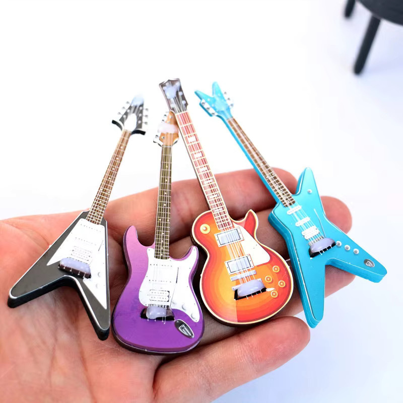Mitty Puppenhaus-Zubehör, Mini-Gitarre, Lila, Kunststoff - Bild 4