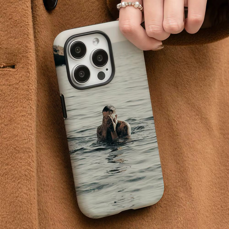 J-JC Reyes VIVIR PA' QUEDARSE Handyhülle für iPhone 17 16 15 14 13 12 Pro Max Plus, glänzende HD-Doppelschicht-Flüssigkeitshartschale, weiß/mehrfarbig - Bild 3