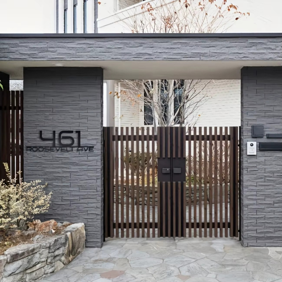 Personalisiertes Hausnummernschild aus Metall von Hello Young in Schwarz, rechteckig und modern gestaltet - Bild 5