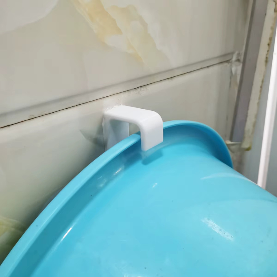 3-teiliges Hakenset in Weiß mit 2 multifunktionalen Haken und 1 Rolle doppelseitigem PVC-Klebeband für eine bohrfreie und spurlose Aufbewahrung am Waschbecken - Bild 2