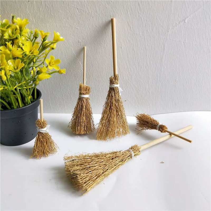 5er Set Miniatur Hexenbesen aus Stroh und Holz in Beige für Halloween Dekoration und Bastelarbeiten - Bild 2