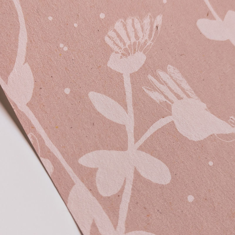 Sian Zeng Tapete Feather Plant in Pink mit botanischem Floral-Design aus Vlies - Bild 2