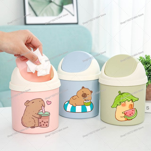 Potdemiel Capybara Desktop-Mülleimer mit Anime-Cartoon-Print, Mini-Abfalleimer aus Kunststoff für den Arbeitsplatz, B: 18,0 cm, H: 13,0 cm - Bild 1