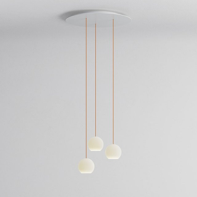 KOMOT KOS Trio S LED-Pendelleuchte mit rundem Baldachin, Weiß matt und Orange mundgeblasenem Opalglas, Tunable White (2200K - 4200K), dimmbar und höhenverstellbar, Durchmesser: 60 cm - Bild 1