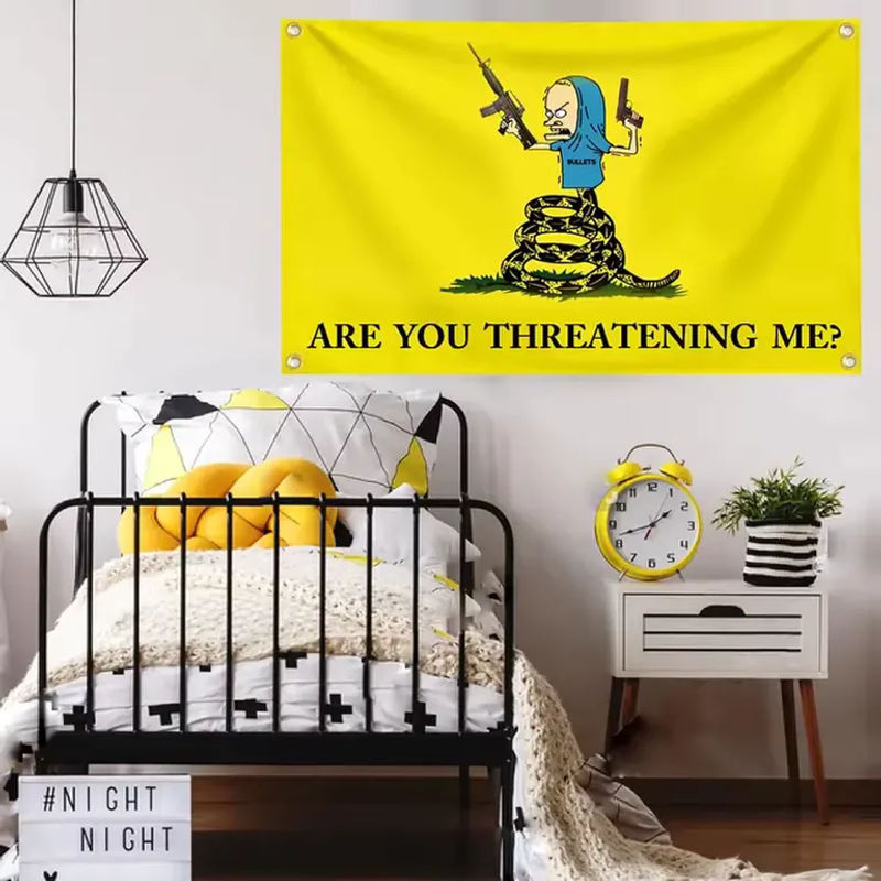 VIKAMA Beavis Meme Wandteppich aus Polyester in Gelb mit Typografie Are You Threatening Me? Rechteckiger Wandbehang für deine Dekoration B/H: 60 x 40 cm - Bild 2