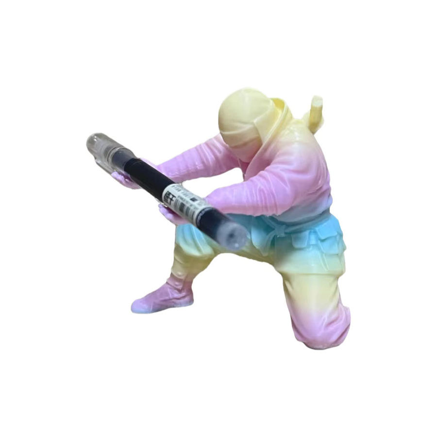 Kawaii Regenbogen-Ninja Stifthalter aus Kunststoff in Mehrfarben, Niedriger Schreibwarenständer für deinen Schreibtisch, B: 9 cm, T: 7,8 cm - Bild 4