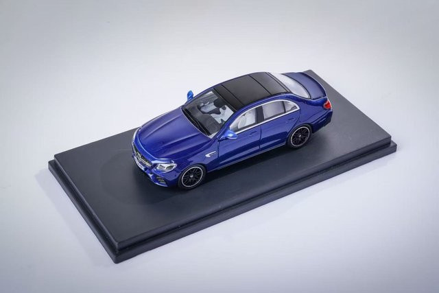 Petrol Studio E-Klasse E63S Limousine, Druckguss-Modellauto, 1:64, ab 18 Jahren - Bild 1