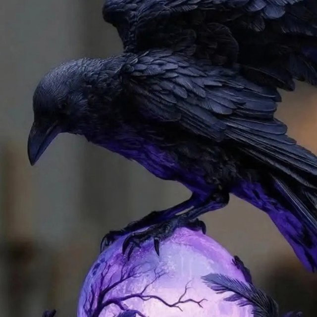 Gotische Raben-LED-Lampe als handgefertigte Skulptur mit lila leuchtender Glaskugel in Schwarz und Lila - Bild 1