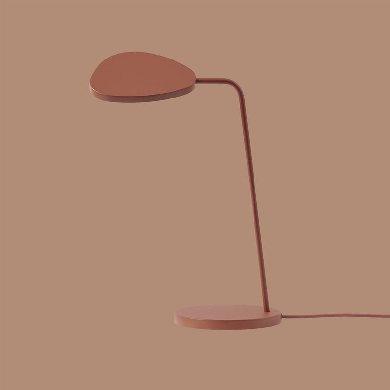 Muuto Leaf Tischleuchte aus Metall in Rot oder Braun, verstellbar und modern - Bild 2