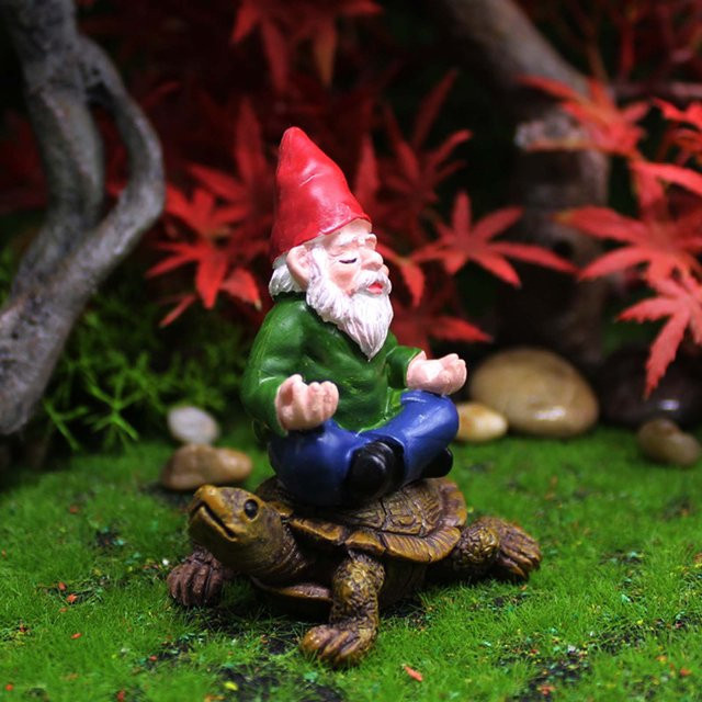 Handgemalte Garten Gnome Statue auf einer Schildkröte als bunte Dekoration für Rasen, Veranda oder Aquarium aus Kunststoff - Bild 1