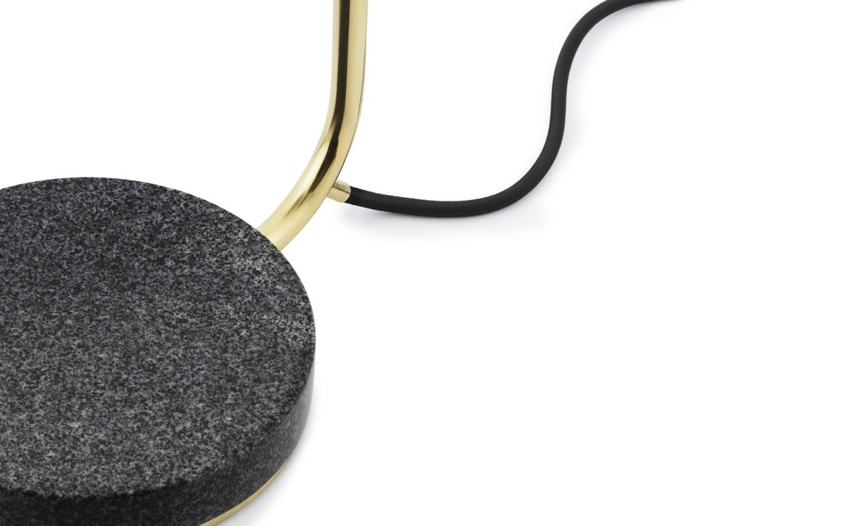 Normann Copenhagen Grant Tischleuchte mit LED in Gold/Messing und Granitfuß - Bild 2