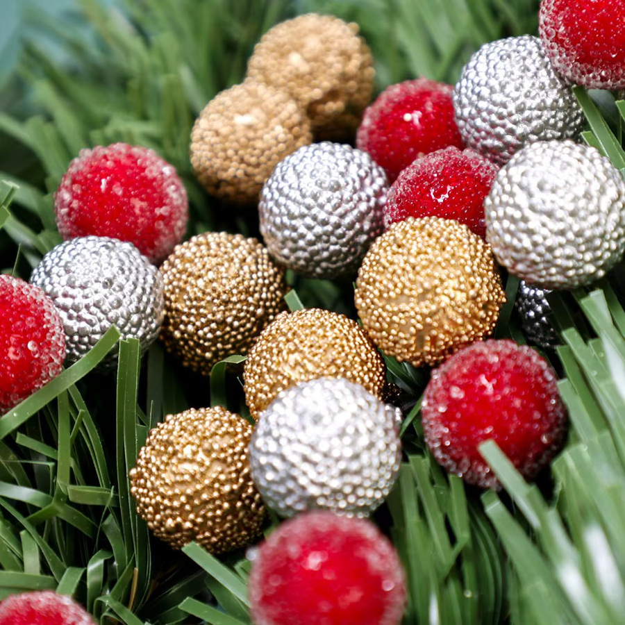 MENGHAO Weihnachtsbeeren Ornamente Set, 50 Stück rote und silberne Beeren-Anhänger aus Kunststoff für Weihnachtsbaum und DIY Dekoration - Bild 4