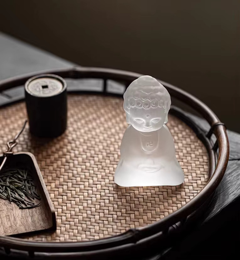 Handgefertigte Zen-Mönch-Skulptur aus Glas in Transparent für Teeliebhaber und als Tischdekoration - Bild 3