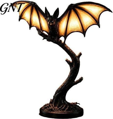 Gotisches Nachtlicht mit Fledermaus-Ast aus Harz in Schwarz mit warmweißem Schein für deine Halloween-Dekoration - Bild 1