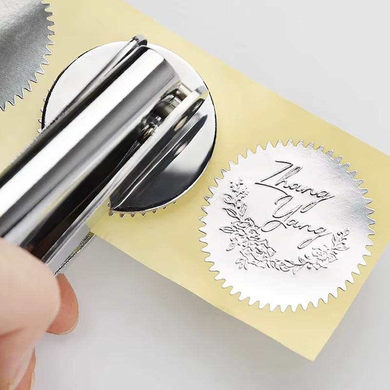Personalisierter Embosser-Stempel mit individuellem Logo-Design für Hochzeitsdekorationen und Einladungen - Bild 4