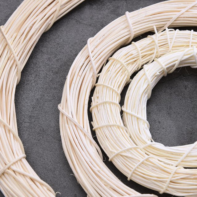 Künstlicher Weihnachts-Hängekranz aus Rattan von OutsideWorld, rund - Bild 1