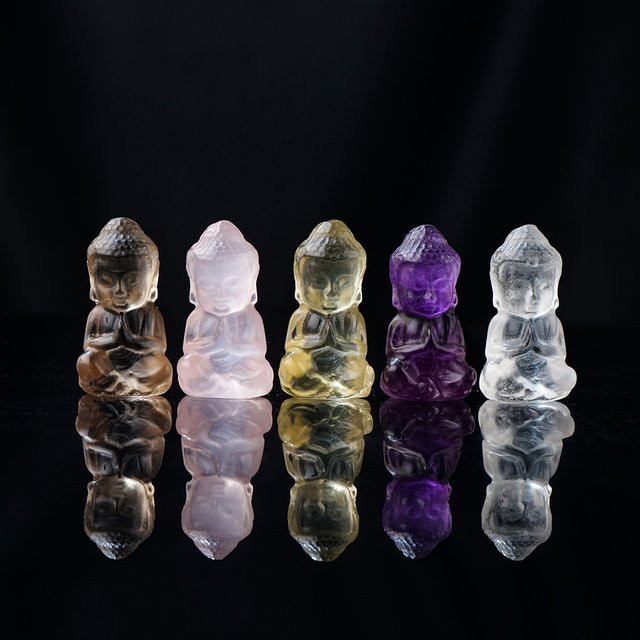 Natürliche Amethyst Kristall Baby Buddha Statue aus Rohstein in Lila - Bild 1