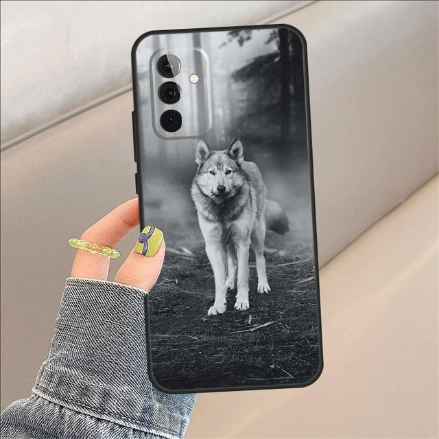 Samsung Galaxy Handyhülle mit Wolf-Motiv in Grau für verschiedene Samsung Galaxy Modelle wie A06, A05, A32, A16, A55, A36, A26, A54, A34, A14, A22, A52, A35, A15, A53, A13 und A56 - Bild 1