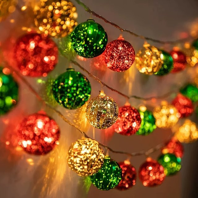 Festliche LED-Lichterkette mit bunten Weihnachtskugeln in Gold, Grün und Rot für Weihnachtsdekoration, Hochzeiten und Partys - Bild 1