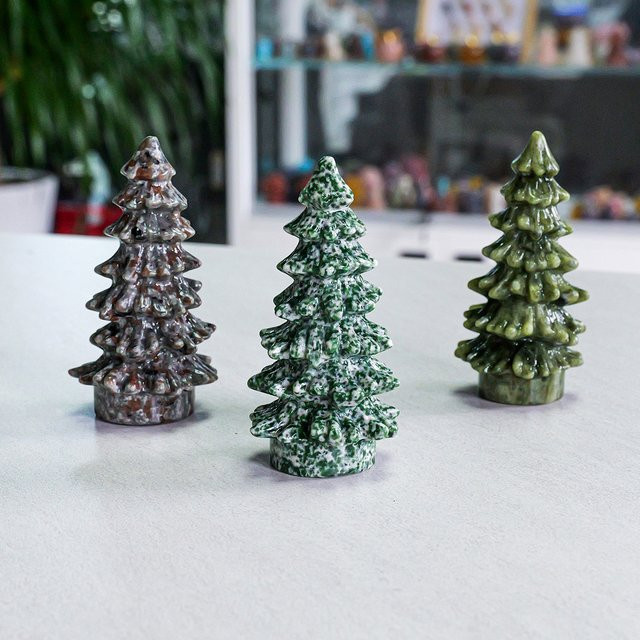 Dekoratives Weihnachtsbaum Ornament aus grünem Naturstein in abstrakter Schnitzerei für deine festliche Dekoration - Bild 1