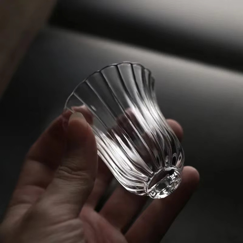 Transparente Mini-Teetasse aus Glas im japanischen Stil mit Blütenblatt-Design für Gongfu-Teesets, 50 ml - Bild 3