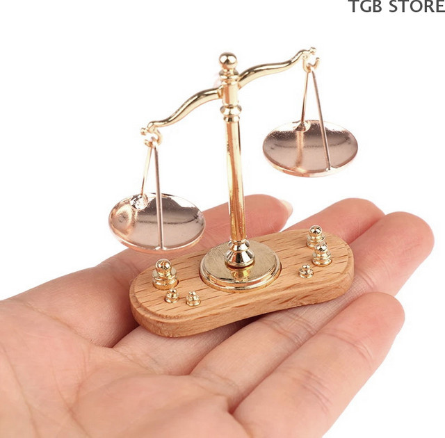 DIAPER&CORED Vintage Miniatur Justitia Waage als Deko-Ornament in Gold aus Metall - Bild 1