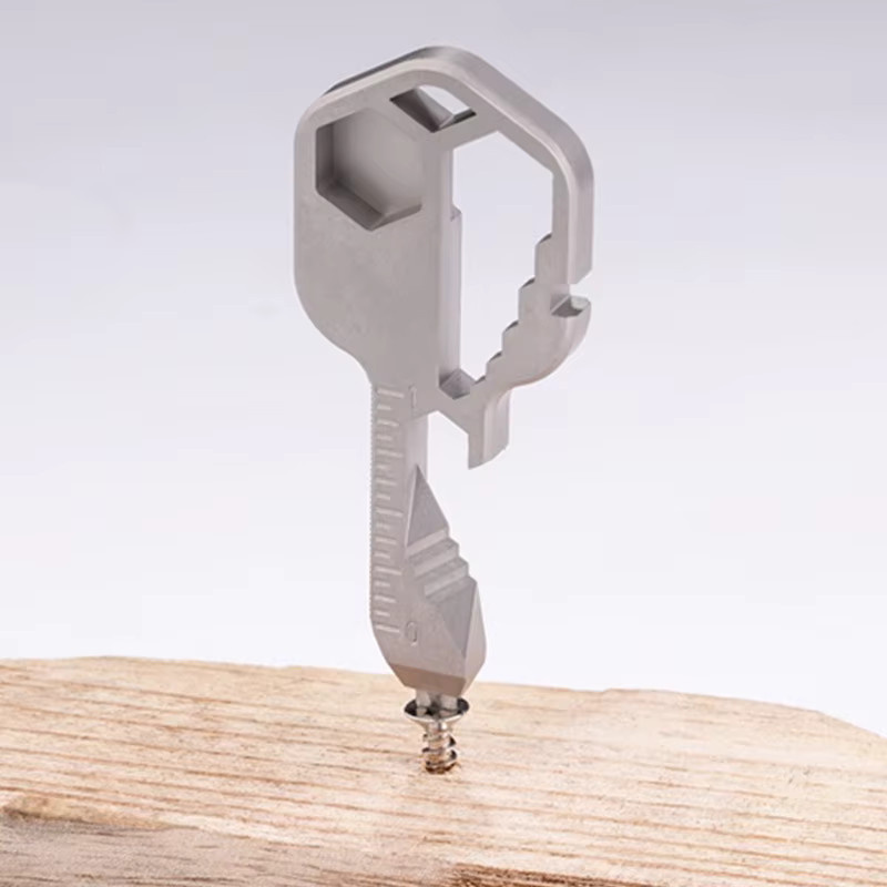 Multifunktionaler 24 in 1 Schlüsselanhänger aus Edelstahl in Silber als tragbares Schlüsselwerkzeug mit Flaschenöffner und Schraubenschlüssel - Bild 4