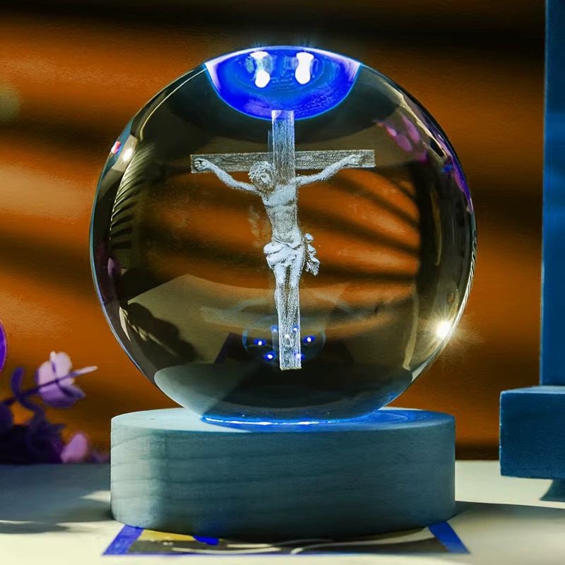 3D-Gravierte Kruzifix-Kristallkugel-Nachtlampe mit warmweißem Licht und braunem Holzsockel, USB-betrieben - Bild 1