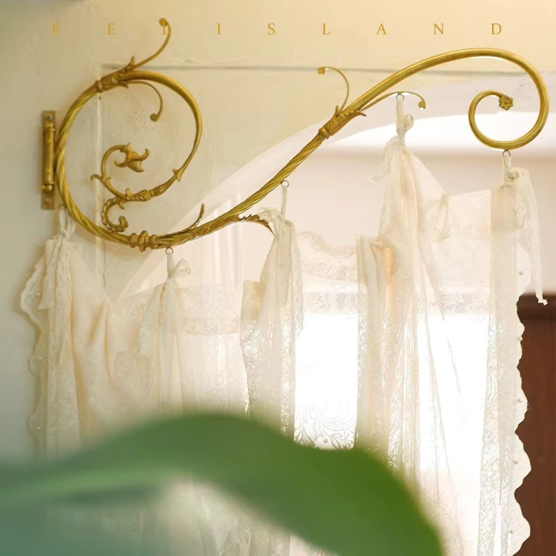 Drehbarer multifunktionaler Bettvorhang-Rahmen aus Messing in Gold und Weiß mit Spitzen-Dekoration für dein Schlafzimmer - Bild 2