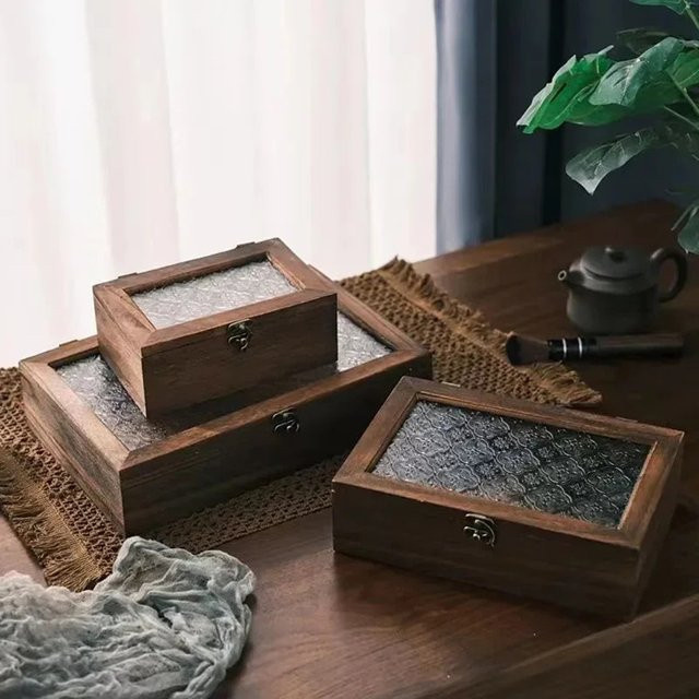 LEENKEA Retro Aufbewahrungsbox aus Massivholz und Glas mit floralem Begonien-Design in Braun, B/T/H: 20,0 x 7,0 x 10,0 cm (geschätzt basierend auf Werten)

Hinweis: Da im JSON nur zwei Maße (20.0 und 7.0) vorhanden waren, die dritte Dimension für eine vol - Bild 1