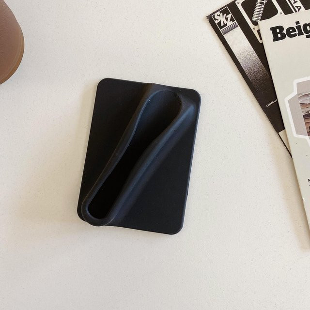Stilvoller Silikon-Lippenhalter in Schwarz als Lippenstift-Halterung für iPhone 12 13 14 15 16 17 Pro Max - Bild 1