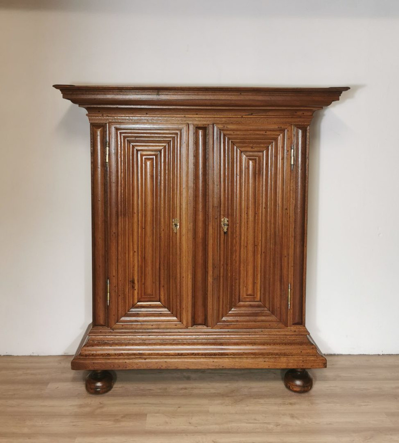 Antikhof Brück Wellenschrank Barock Biedenkopf aus Eiche in Braun, H: 191,0 cm, B: 173,0 cm, T: 65,0 cm - Bild 1