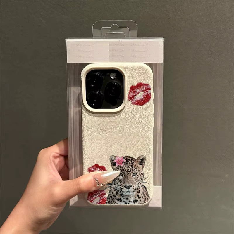 Apple Schutzhülle für iPhone 17, 16, 15 Serien mit Leopardenmuster, Lippendruck und Litschi-Design in Beige - Bild 3