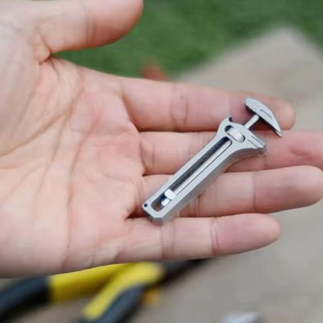 LCAuto parts Mini-Multifunktionswerkzeug als tragbarer Schraubenschlüssel und Spanner für Outdoor-Camping in Grau - Bild 1