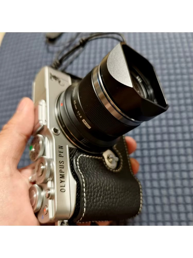 Olympus M.Zuiko Digital 45 mm F1.8 Metall-Bajonett-Gegenlichtblende in Silber mit Metallkappe - Bild 5