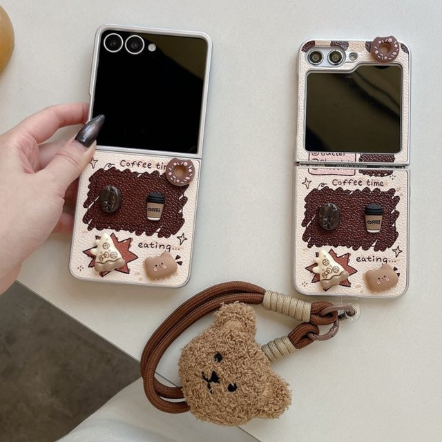 Handyhülle mit Cartoon-Kaffee-Bärchen Design für Samsung Galaxy Z Flip 7 6 5 4 3, Hartschale mit Trageschlaufe und lederbeschichteter Kante, Multicolor - Bild 1