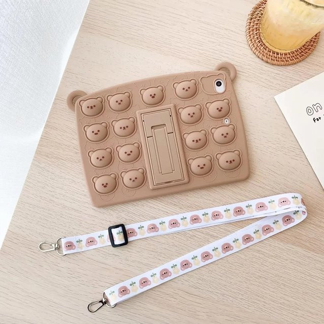 Kinderhülle für Samsung Galaxy Tab A9 8.7, A8.0, A7 Lite 8.7 in Beige mit niedlichem Cartoon-Blasenbär-Design und Stifthalter - Bild 1