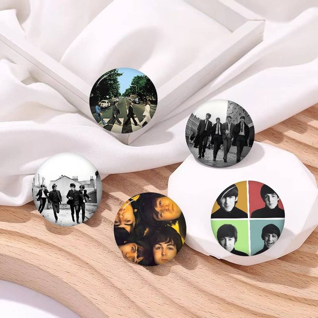 Mesuca Button-Pin, Gnarpy auf einem Skateboard, Bunt - Bild 1