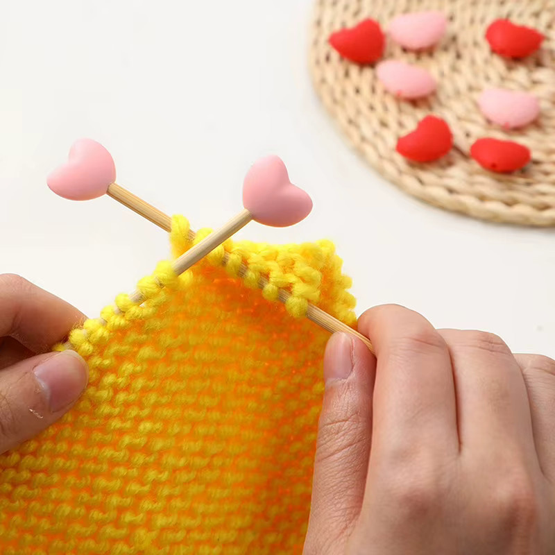 6er Set Herzförmige Stricknadel-Stopper aus Kunststoff als Nadelkappen und Protektoren für dein Strickzubehör - Bild 3