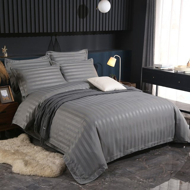 IvaRose HOME TEXTILE 4-teiliges Bettwäsche-Set aus Mikrofasern mit Damast-Streifen in Grau, bestehend aus Bettbezug, Kissenbezügen und Spannbettlaken - Bild 1