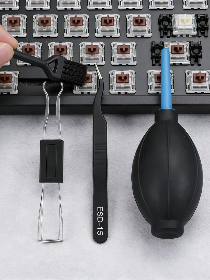 4-in-1 Tastatur-Reinigungsset in Schwarz mit multifunktionalem Reinigungswerkzeug und 2-in-1 Tastenkappen- sowie Schalterabzieher - Bild 7