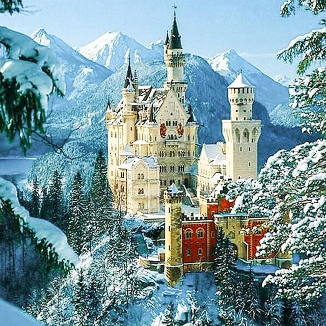 FIYO Diamant-Stickerei Schloss im Berg, rundes Diamant-Gemälde in Grau und Multicolour, Durchmesser: 30 cm - Bild 1