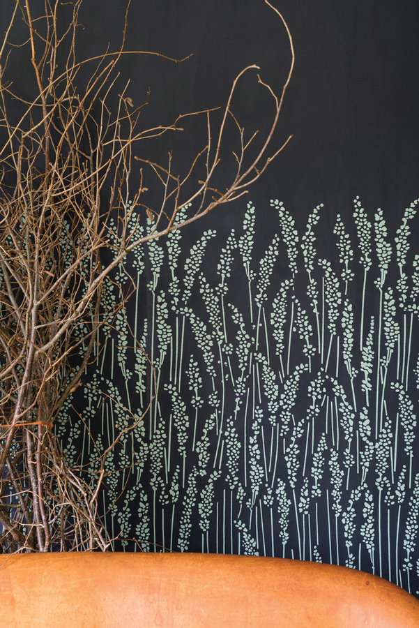 Farrow & Ball Tapete Feather Grass in Off-Black und Breakfast Room Green mit botanischem Floral-Design - Bild 1