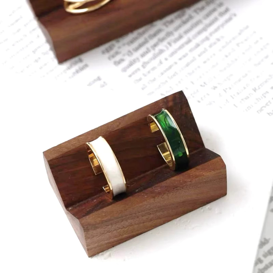Schmuckdisplay aus Walnuss mit V-Nut für Ringe und Ohrringe in Braun - Bild 3