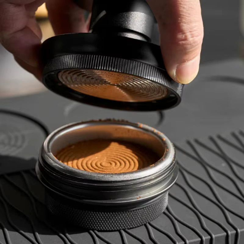 IKAPE Espresso-Tamper Set mit magnetischem Dosiertrichter in Schwarz aus Edelstahl für die Kapo K2 tragbare Kaffeemaschine (51/58 mm) - Bild 4